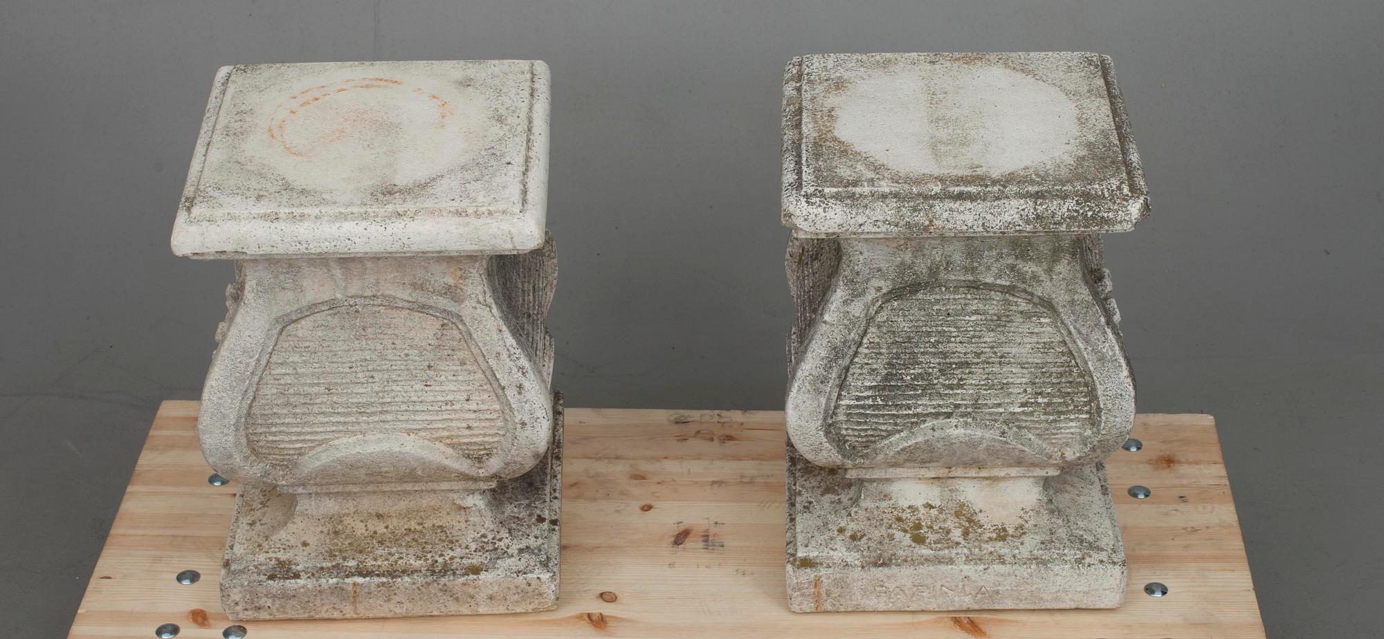 TRÄDGÅRDSPOSTAMENT, ett par, konststen, England 1900-tal.