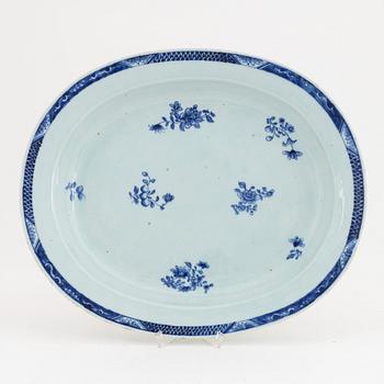 A Chinese blue and wihite tureen dish, Qing dynasty, 18th/19th Century.