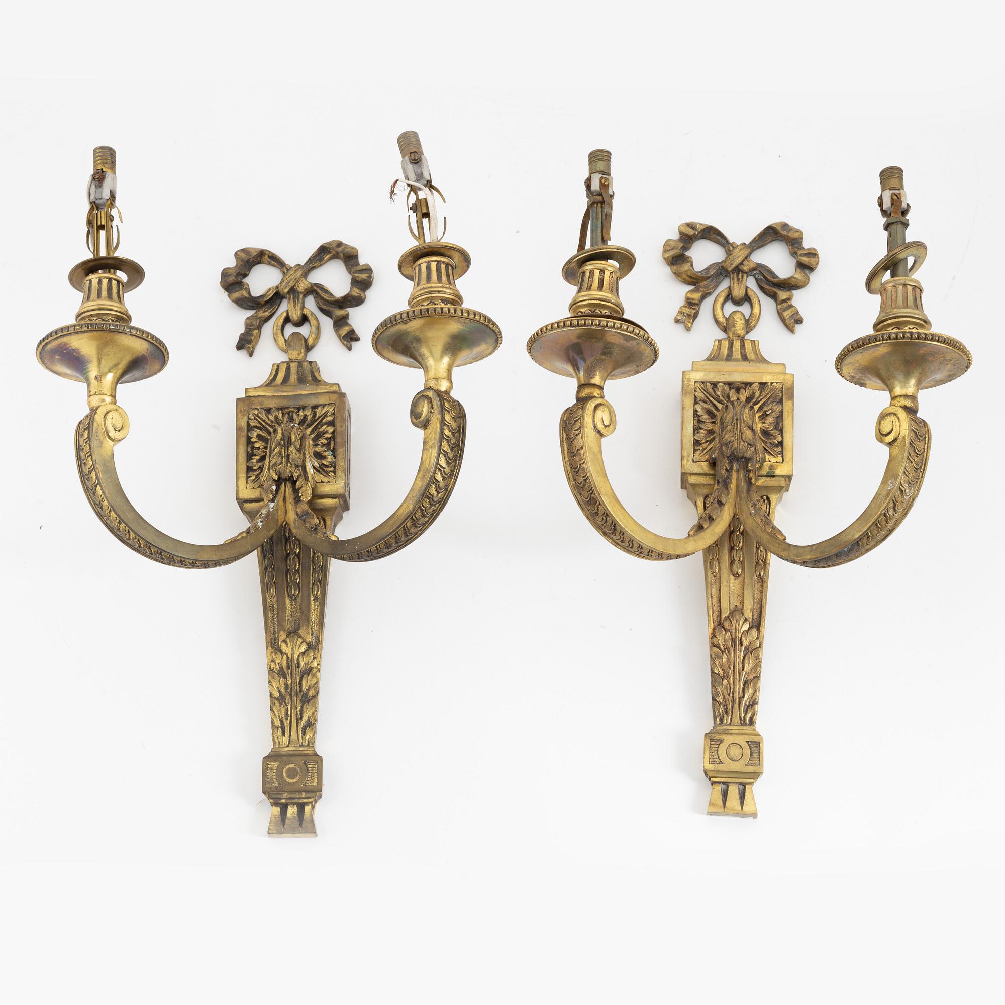A pair of Louis XVI-style brass appliques, 20th Century.