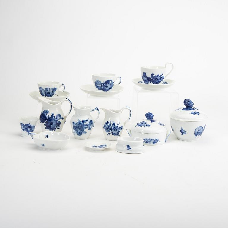 Service "Blå blomst" 74 dl Royal Copenhagen Denmark 1900s porcelain.