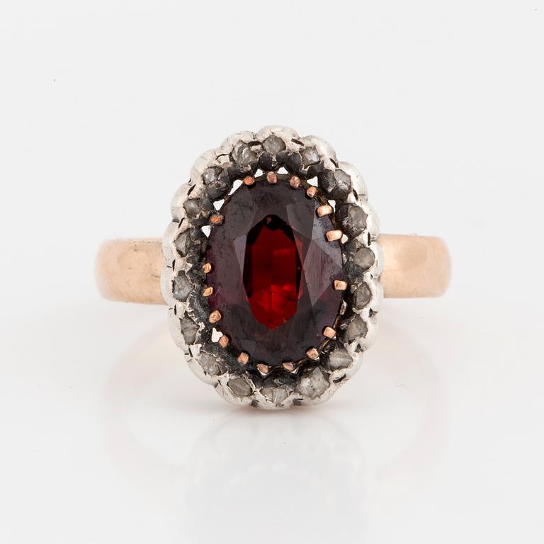 CLUSTER RING, 14K gold and silver with a garnet and small rose cut diamonds.