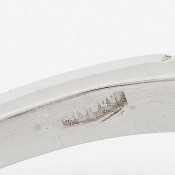 Ring in 18K white gold with pearls, one cultured and one imitation pearl, and eight-cut diamonds.