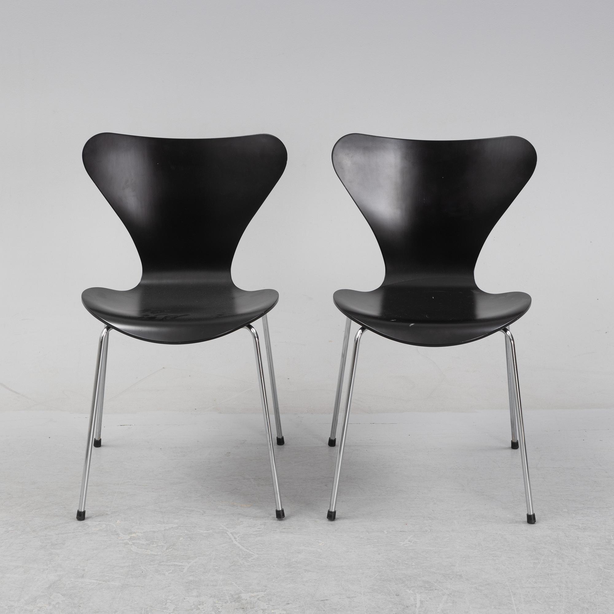 Arne Jacobsen, stolar 12 st, "Sjuan", Fritz Hansen, daterade 2003.