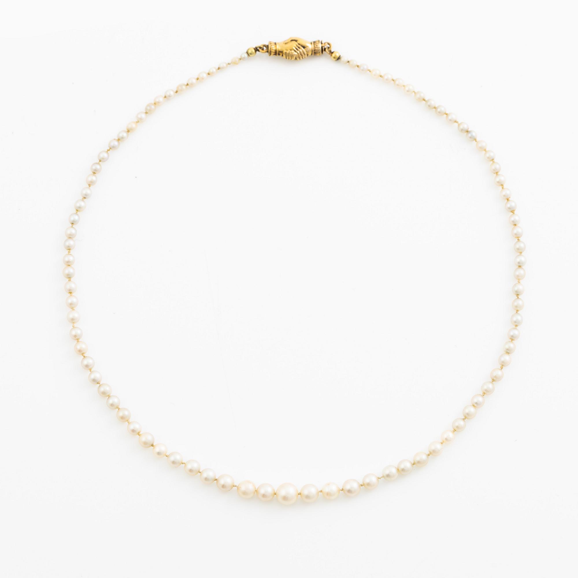 Necklace of pearls with an 18K gold clasp.