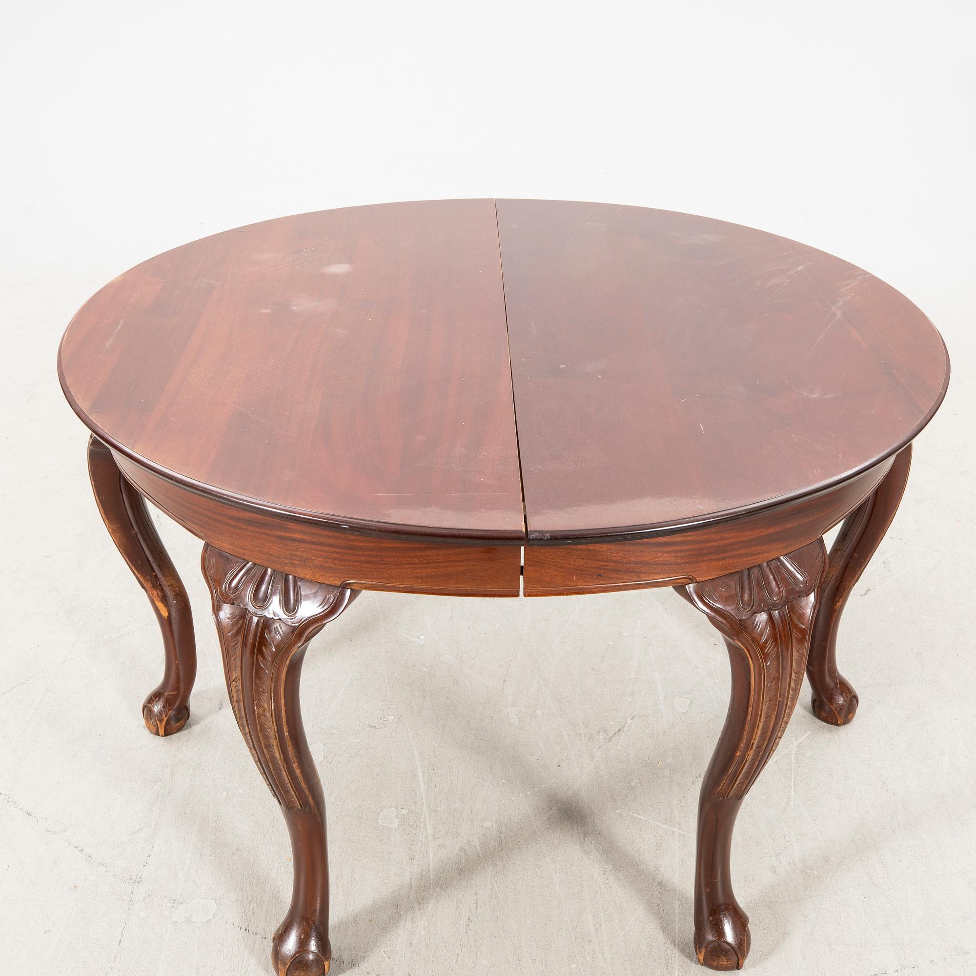 A mahogany 17 pcs Chippendale dining set first half of the 20th century.