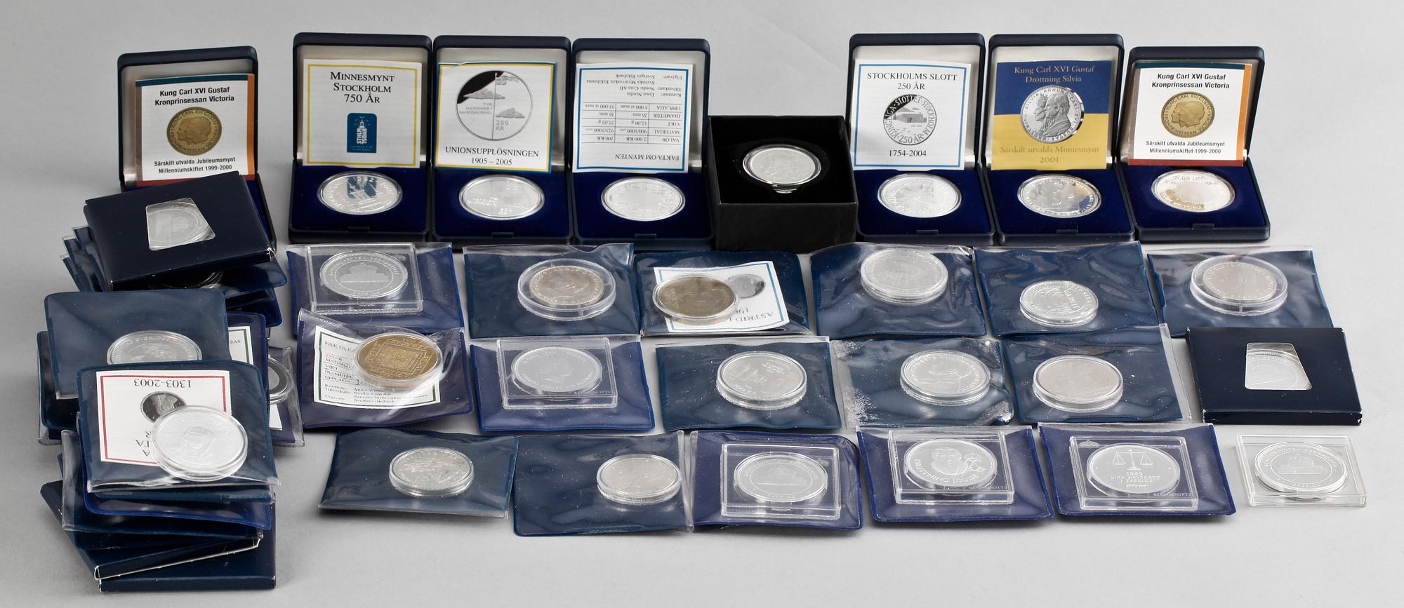 PARTI MINNESMEDALJER ca 40 st OCH 6 MYNTSATSER, mest silver, Sverige sent 1800-tal till 2000-tal. Totalvikt med plastförpackningar exklusive årssatserna ca 1200 gram.