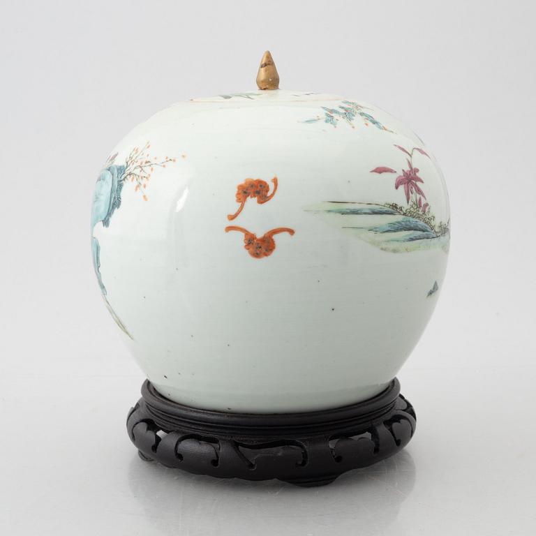 A porcelain pot, China, late Qing dynasty.