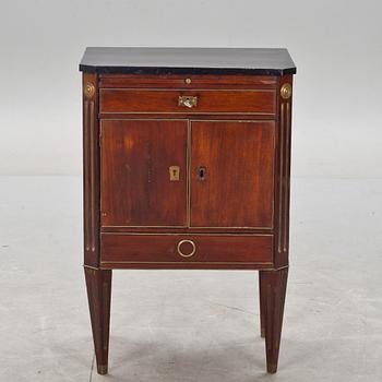 POTTSKÅP, sengustavianskt. Sekelskiftet 1700/1800.