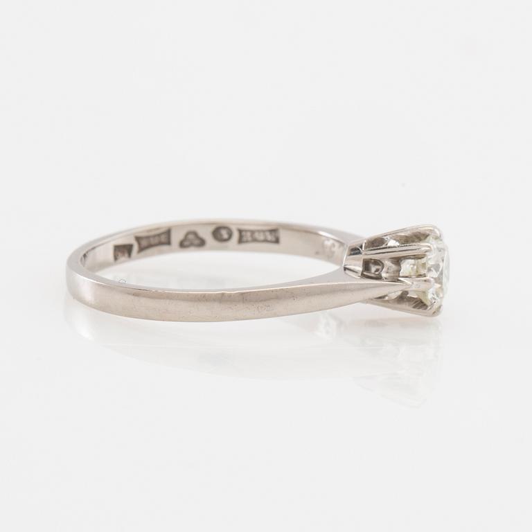 Solitaire ring in 18K white gold with a round brilliant-cut diamond, Rosengren & Eriksson Stockholm 1961.