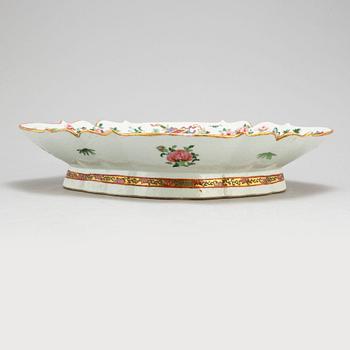 A large famille rose Canton footed serving dish, Qing dynasty, late 19th century.