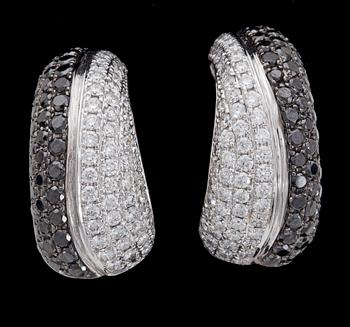 51. A pair black and white brilliant cut diamond earrings, 1.16 cts resp. 0.88 cts.
