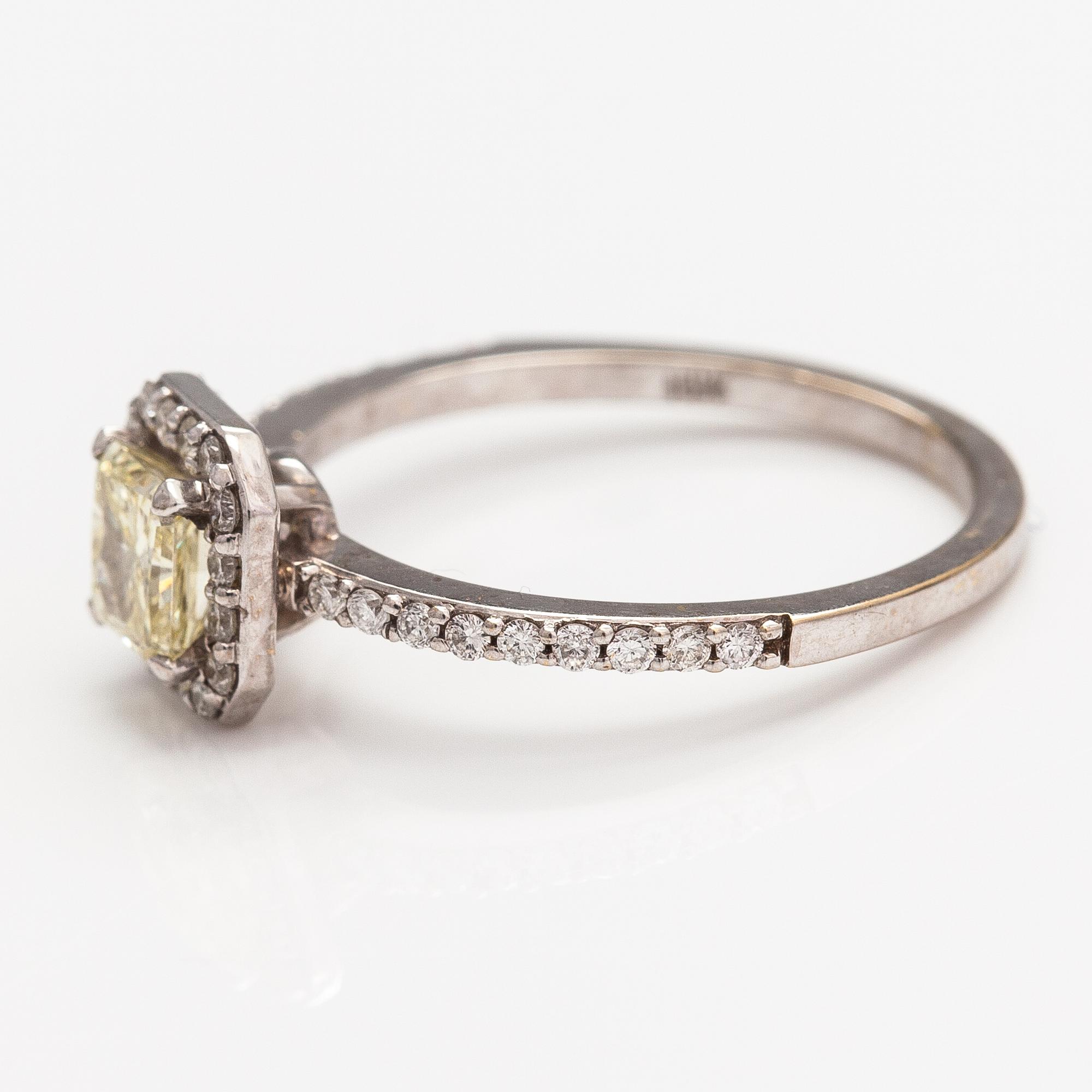 An 18K white god ring with diamonds ca. 0.87 ct in total. ITD, Espoo.