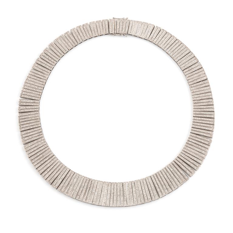 An 18K white gold necklace set with round brilliant-cut diamonds.