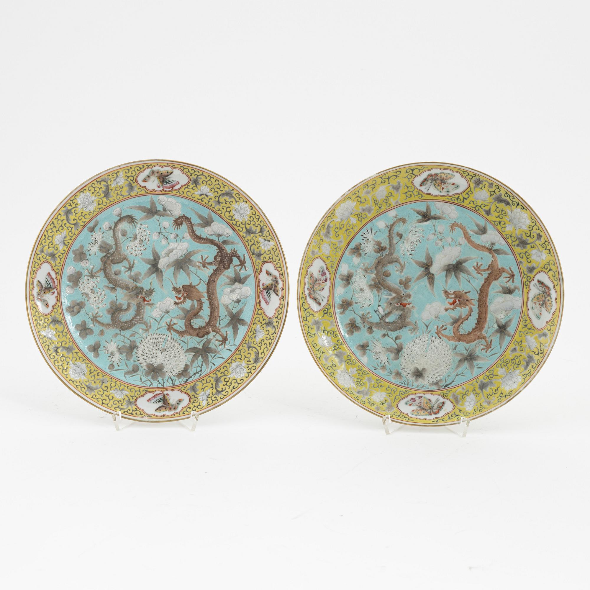 A pair of fur clawed dragon dishes, late Qing dynasty, circa 1900.