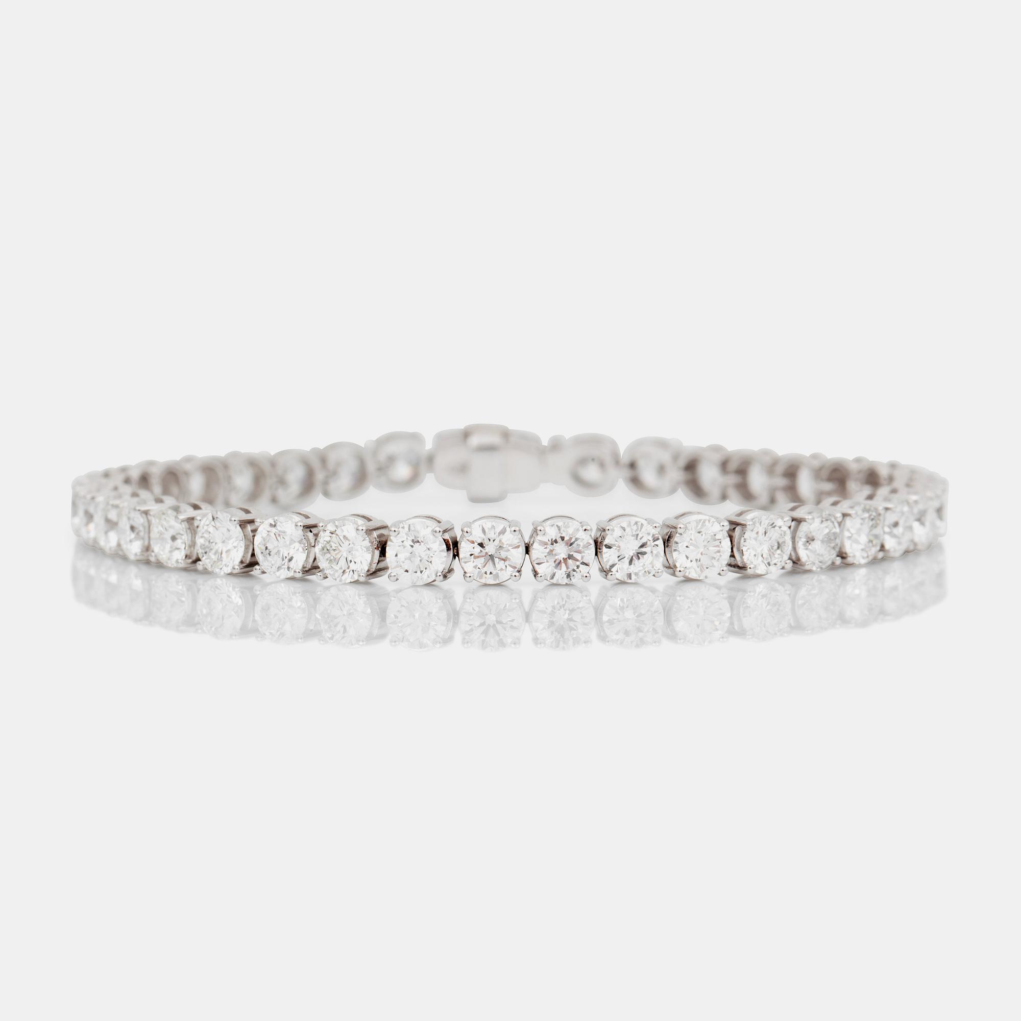 ARMBAND med briljantslipade diamanter totalt 12.05 ct. Kvalitet D-F/SI2. Alla stenar med certifikat.