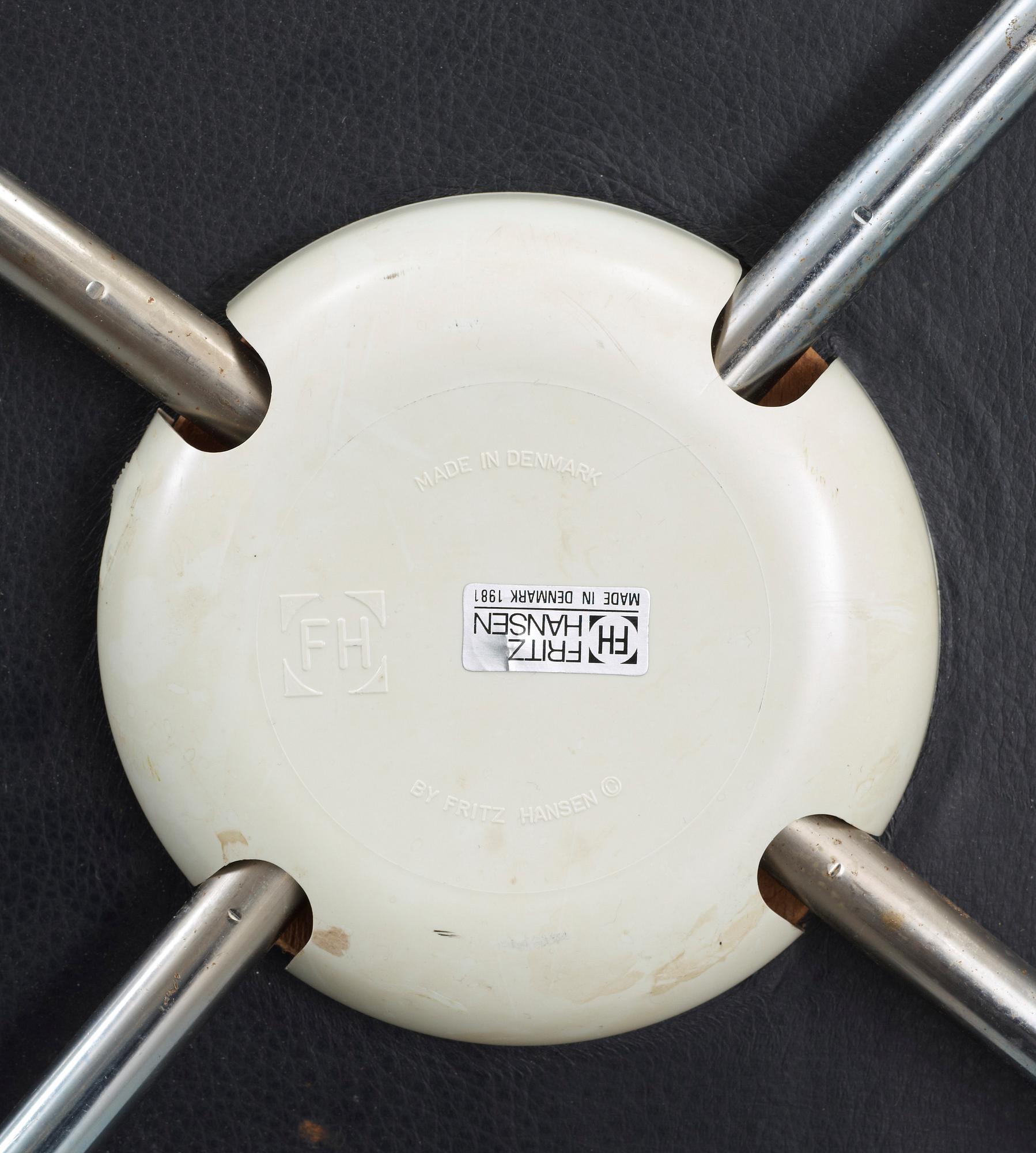 STOLAR, ett par "Sjuan", Arne Jacobsen för Fritz Hansen, 1981.