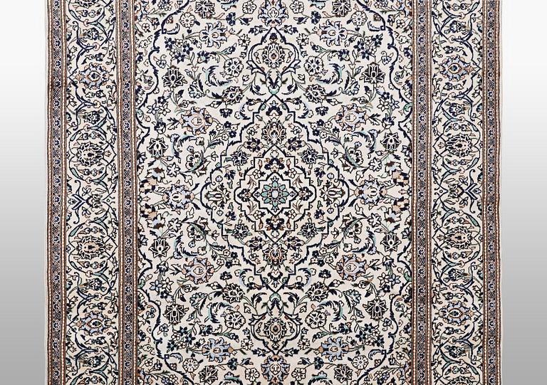 A carpet, Kashan, ca 300 x 199 cm.