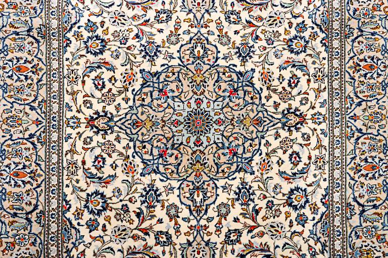 A Kashan carpet, c. 306 x 200 cm.
