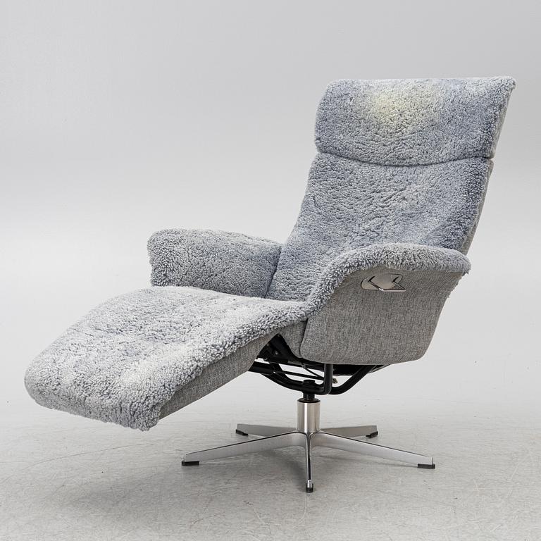 A 'Master' recliner, Conform.