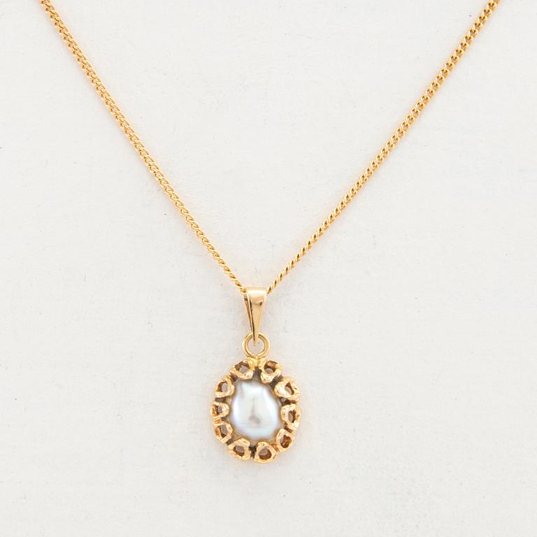 Necklace 18K gold with a cultured pearl.