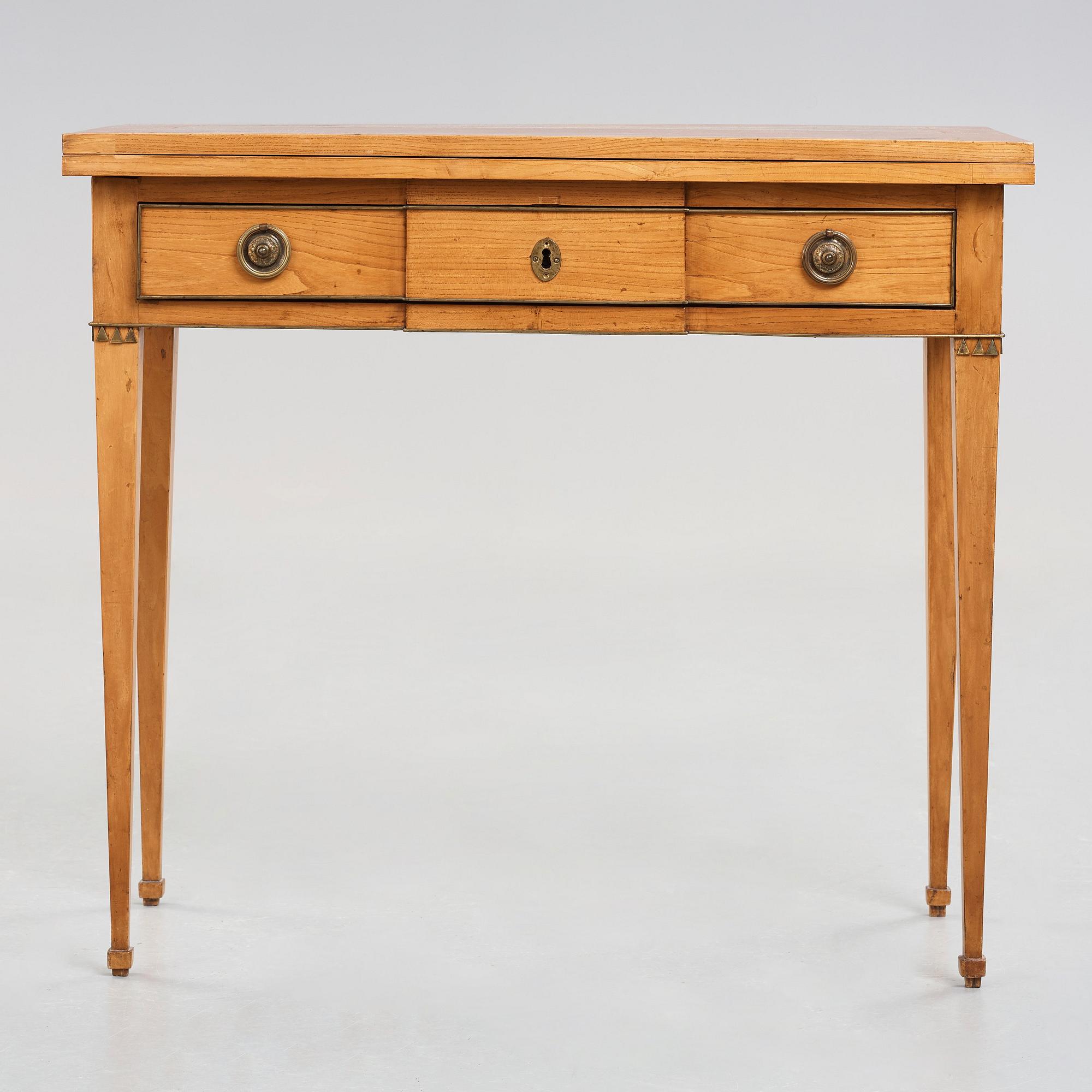 A late Gustavian card table, first half of the 19th century.