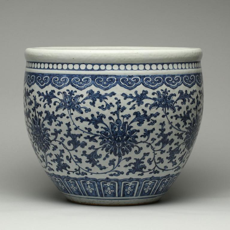 A blue and white fish basin, late Qing dynasty (1662-1912).