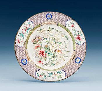 1304. TALLRIK, emalj på koppar. Qing dynastin, Qianlong (1736-95).