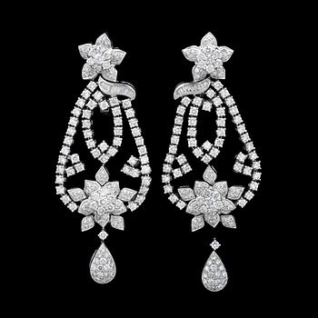 1112. A pair of different cut diamond earrings, tot. app. 7 cts.