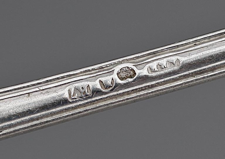 SMÖRKNIVSTÄLL samt TESKEDAR, 8+7, silver, bl a W A Bolin, Stockholm 1940-tal. Tot vikt ca 260 g.