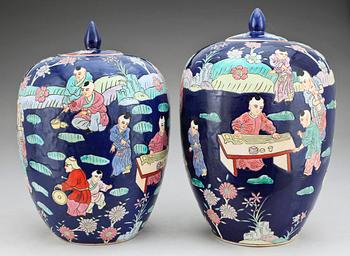 URNOR, ett par, snarlika, porslin, Kina, 1900-tal.