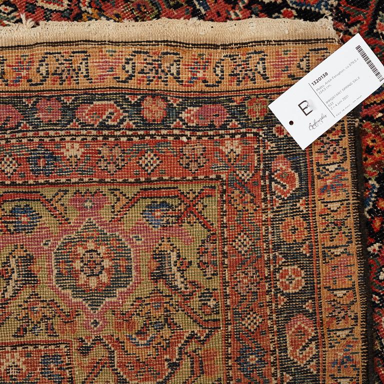 A carpet, an antique Feraghan, ca 579,5 x 234,5 cm.