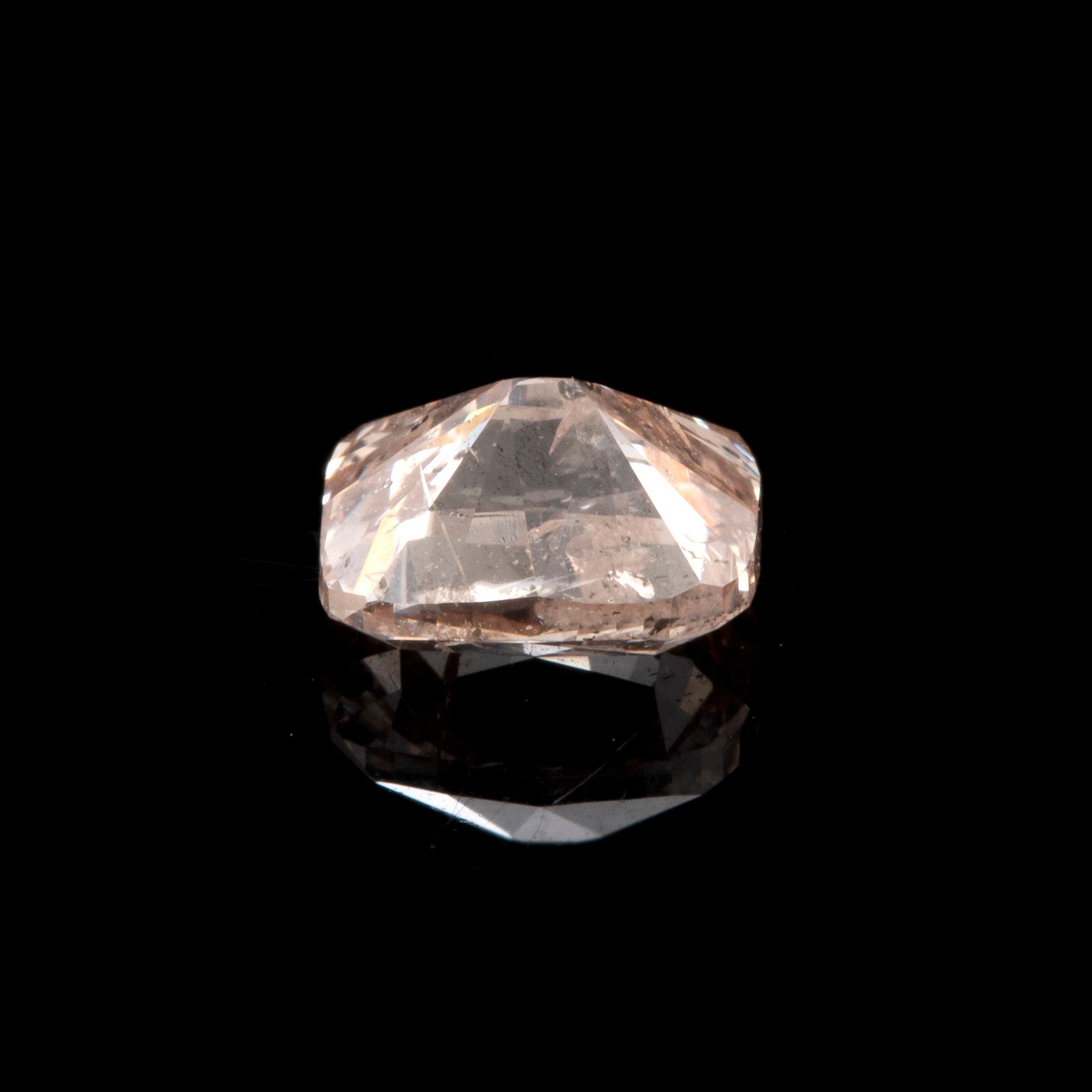 Lös cushionslipad fancy yellowish pink diamant 0,50 ct, HRD-certifikat.