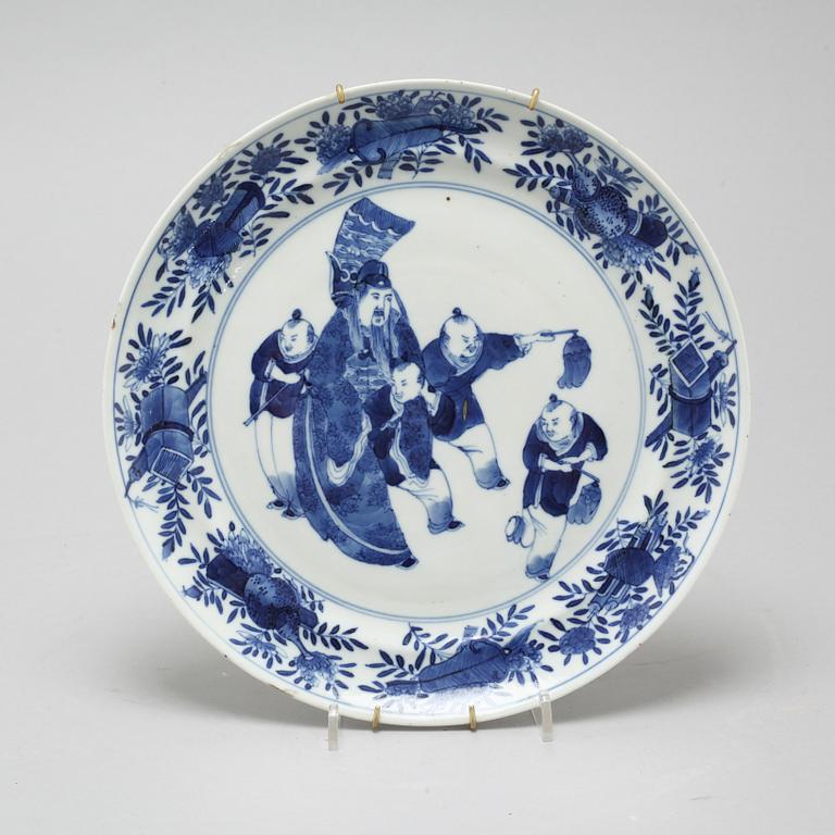 A blue and white dish, late Qing dynasty, second half of the 19th Century.