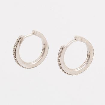 Örhängen, kreoler med briljantslipade diamanter.
