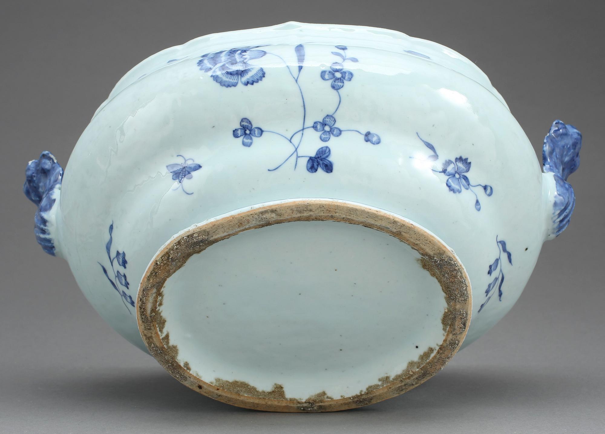 LOCKTERRIN, porslin, Kina, 1700-tal.