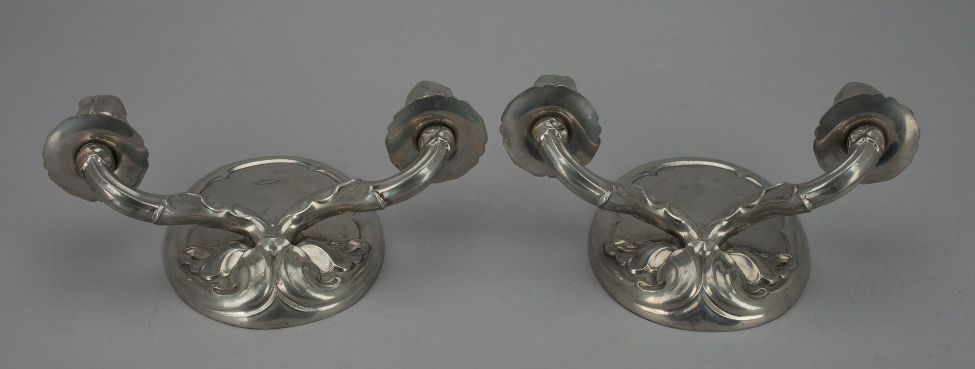 BORDSLAMPA, tenn samt glas, Ystad Tenn. LAMPETTER, ett par, tenn, 1920/30-tal.