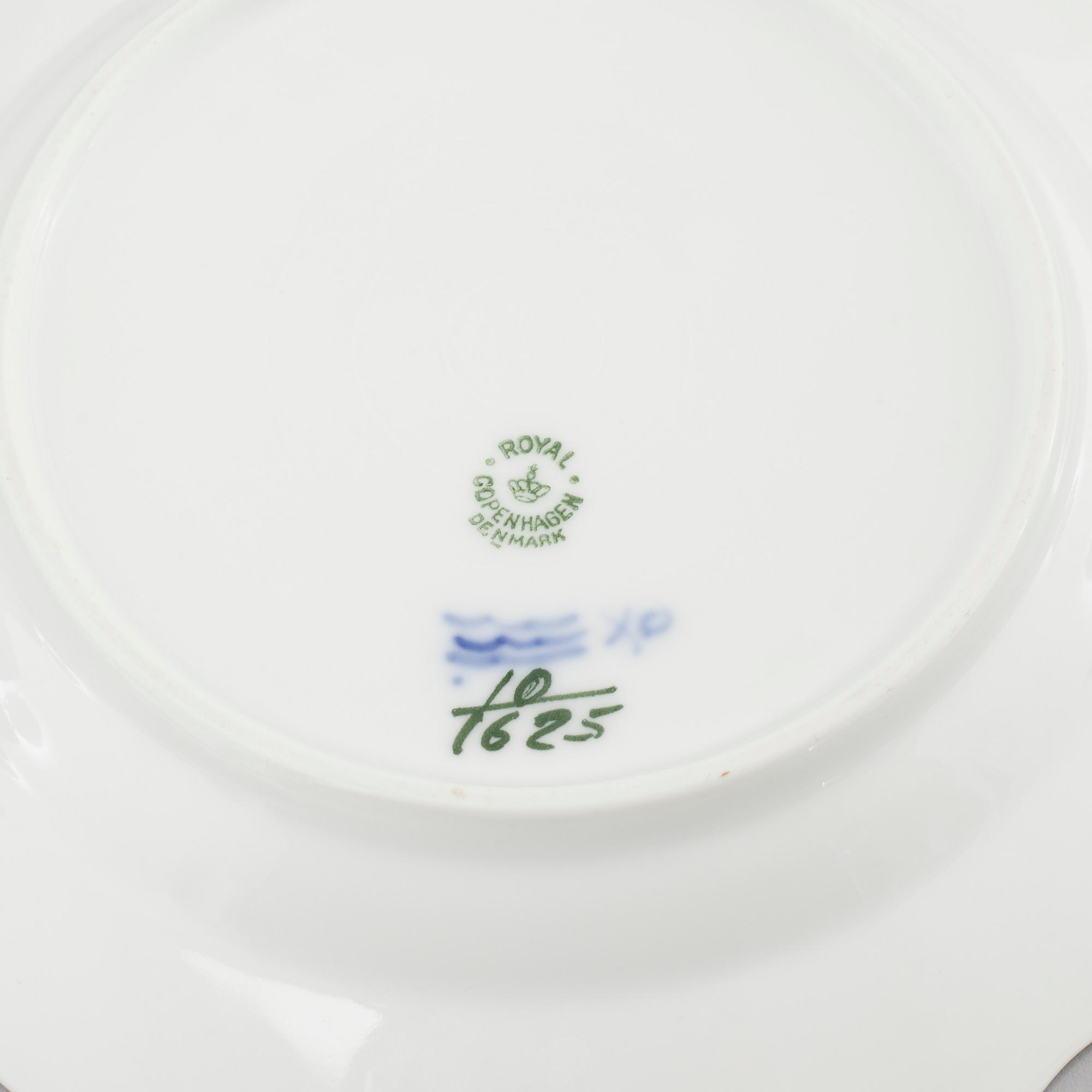 71 pieces of table ware, "Blå Blomst" by Royal Copenhagen.