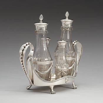 BORDSSURTOUT för fyra flaskor, silver, gustaviansk,  Stephan Westerstråhle, Stockholm 1791. Tot vikt ca 1049g.