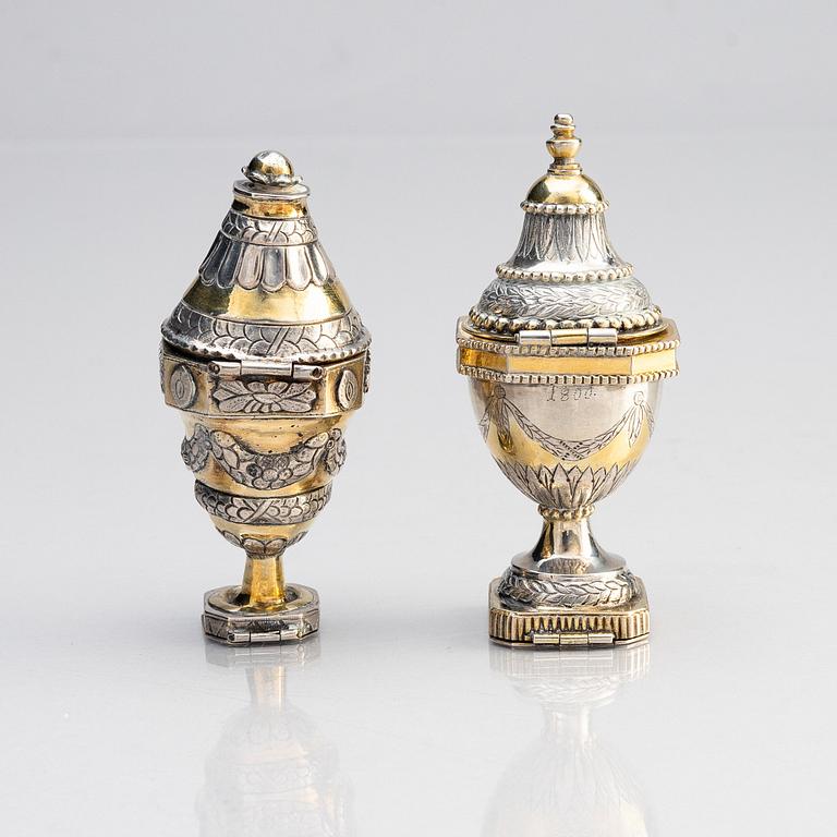 Luktddosor, två stycken, delvis förgyllt silver, en stämplad CW, troligen Danmark 1700-tal. Louis XVI.
