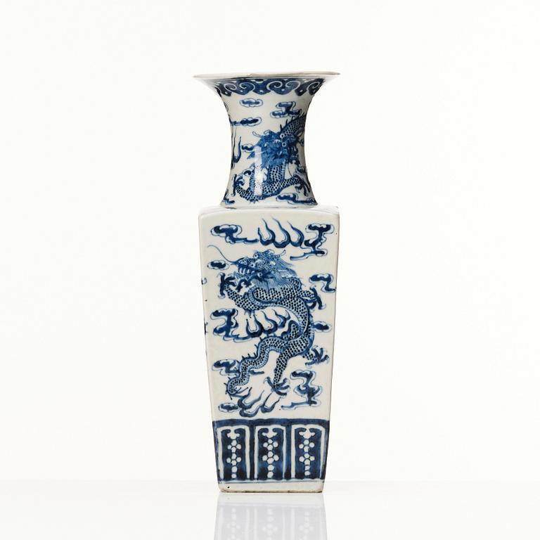 A blue and white vase, Qing dynasty, 19th century.