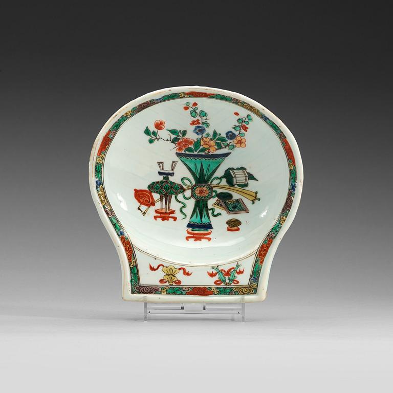 A famille verte large butter dish, Qing dynasty, Kangxi (1662-1722).
