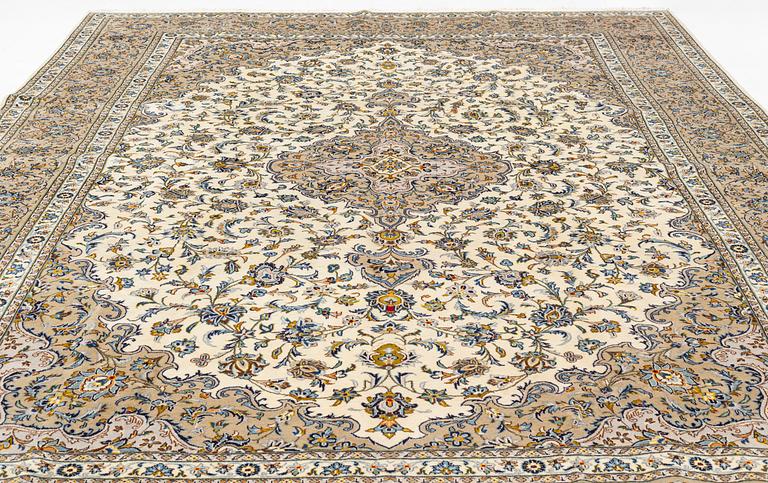 Carpet, so called Royal Keshan, circa 420 x 290 cm.
