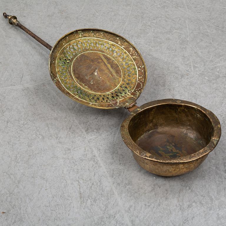 SÄNGVÄRMARE och GLÖDTÅNG, smide och mässing, 1700-tal.