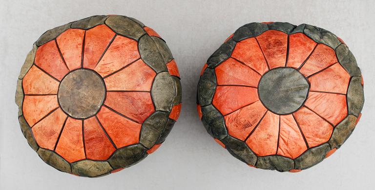 SITTPUFFAR, 2 st, läder, 1900-talets mitt.