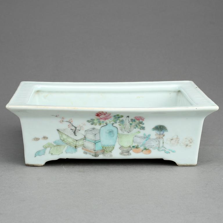 BLOMSTERFAT / SKÅL, porslin, Kina, 1800-tal.