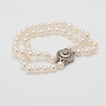Cultured pearl bracelet in 18K white gold with diamonds.