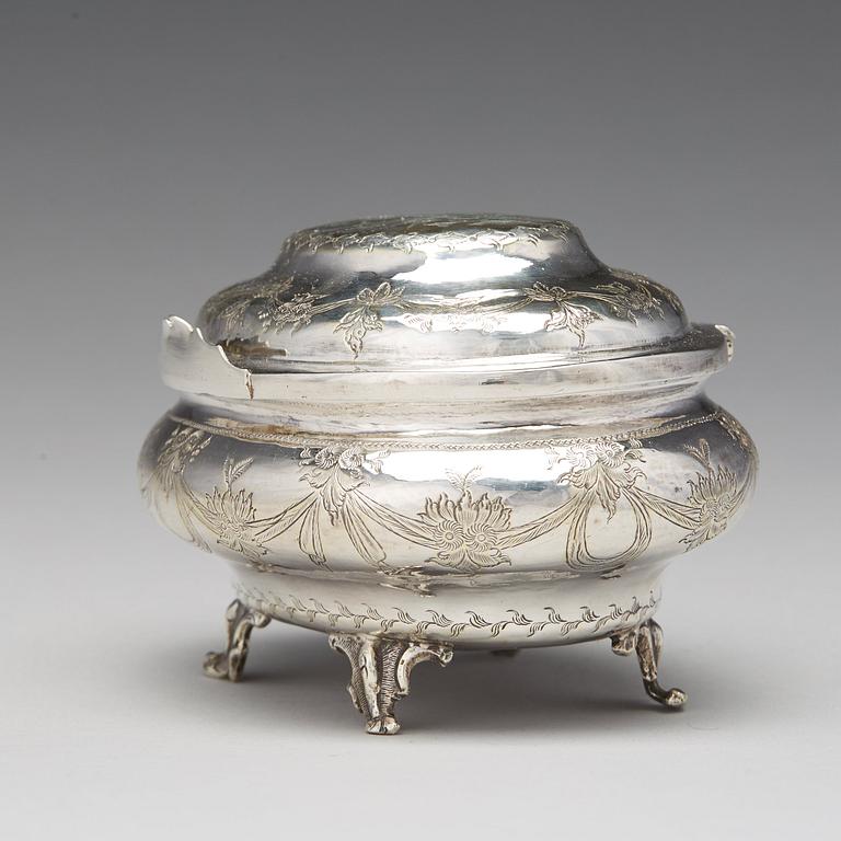 A Russian early 19th century parcel-gilt silver sugar-box, mark of Jakow Witalijew, Moscow 1803.