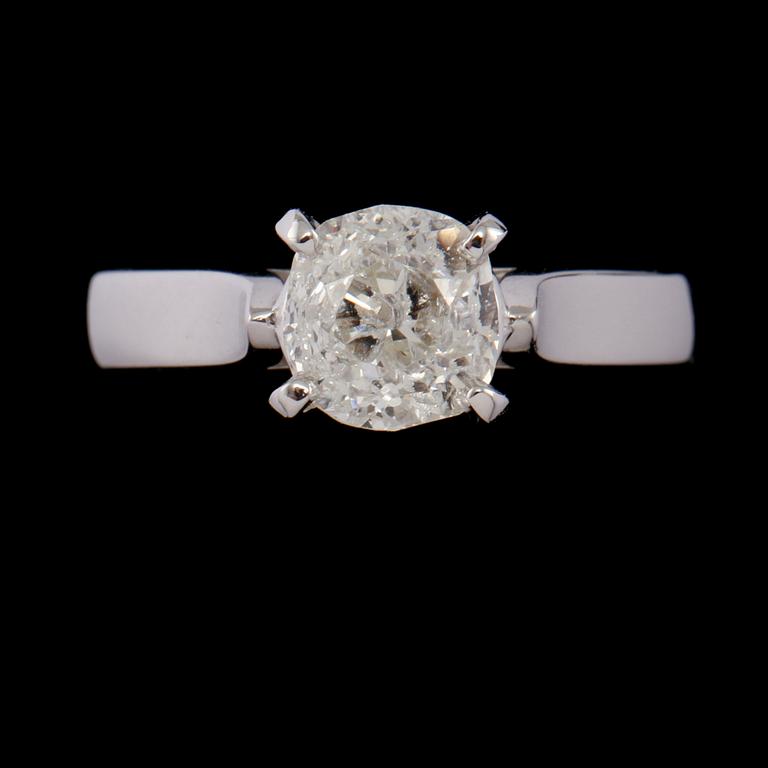 RING, 18k vitguld med kuddslipad diamant, 1.43 ct. Vikt 4 g.