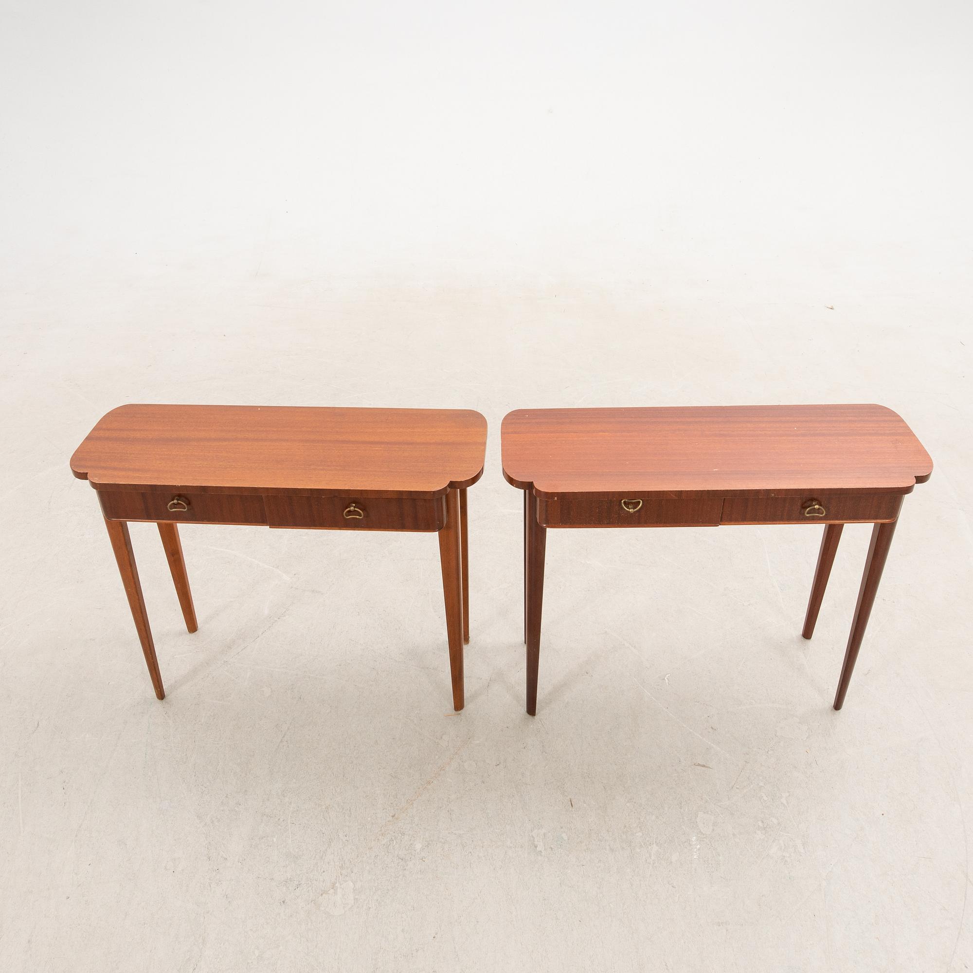 Sängbord/hallbord, ett par, 1900-talets mitt.
