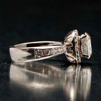 RING, vitguld 18K, briljantslipade diamanter, mittsten 2,60 ct + 0,62 ct. Vikt 8,2 g.